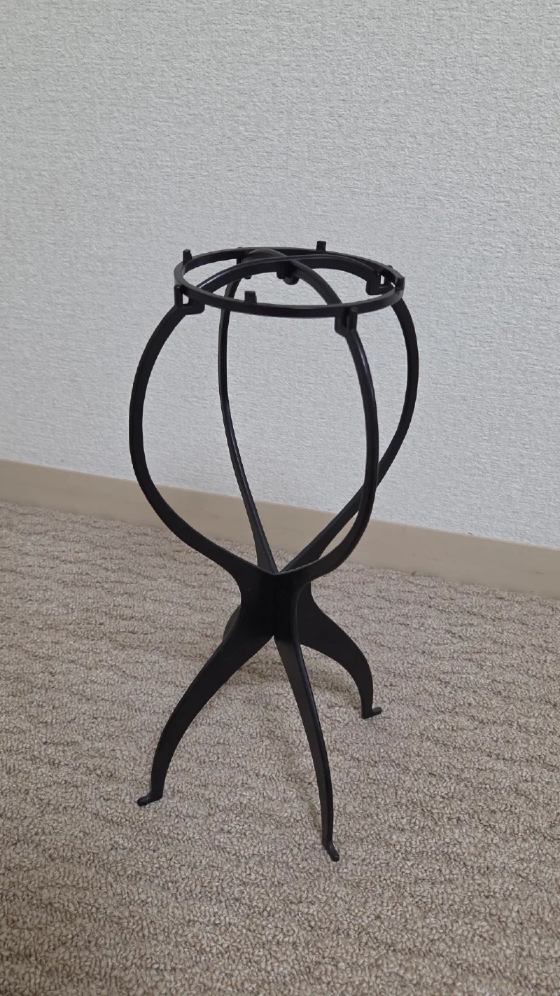 ウィッグスタンドにリネアストリアの天使シリーズウィッグが被せられている様子。スタンドが頭の形を保ちながら、ウィッグを整えた状態で保管している