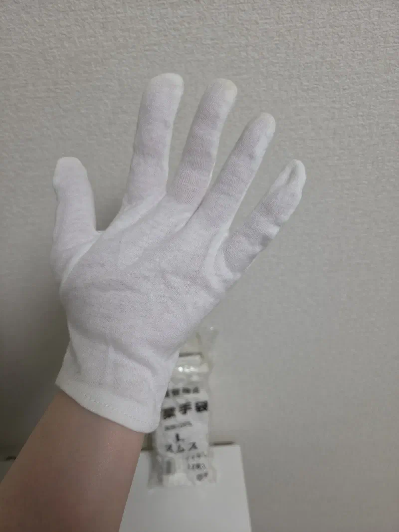 綿手袋を着用したイメージ。白くて清潔感があり、日常使いしやすいデザイン