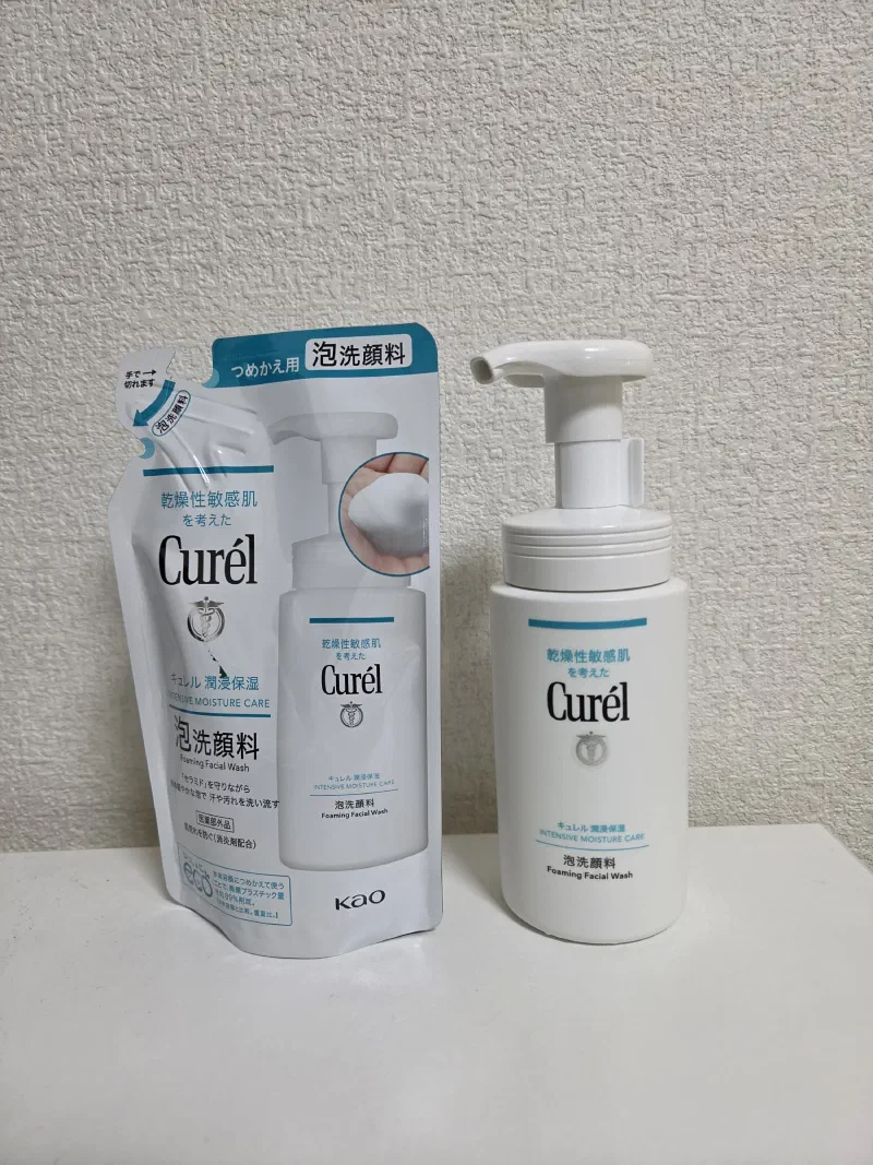 キュレル 泡洗顔料のボトル。白い背景に清潔感あるパッケージ