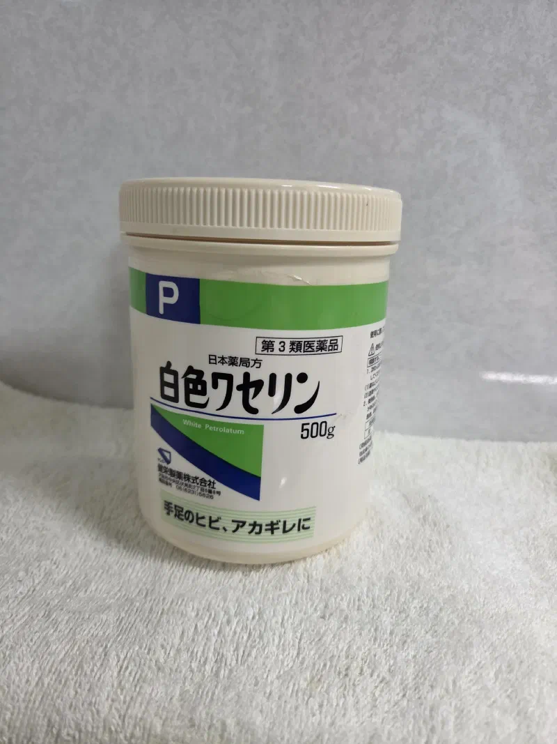 健栄製薬の白色ワセリン500g。白いシンプルな容器