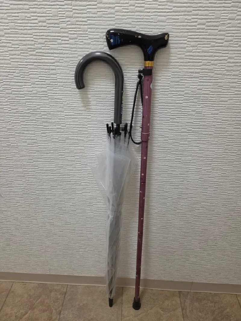 折りたたみ杖とビニール傘を床に横置きして比較した写真