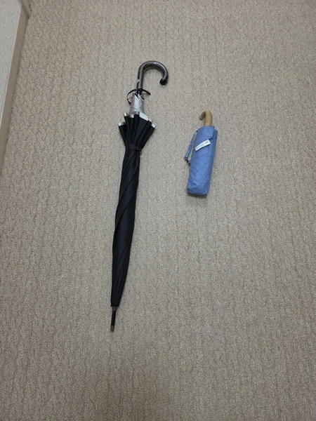 畳まれた状態の傘。開閉が手動だと、この手間が毎回かかります