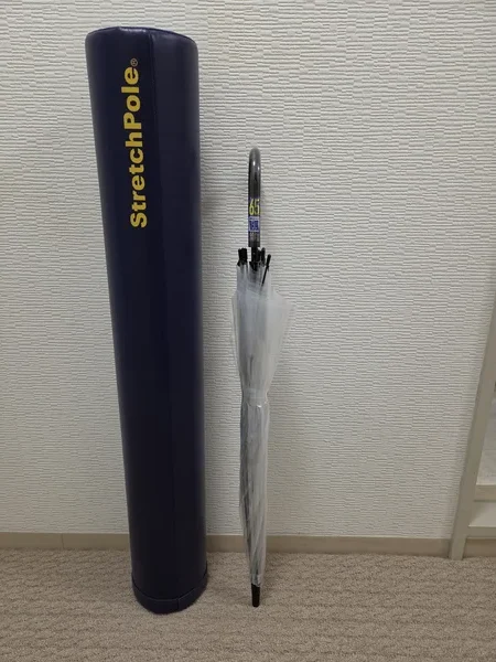 ストレッチポールの上に寝て、体をほぐす感動の瞬間