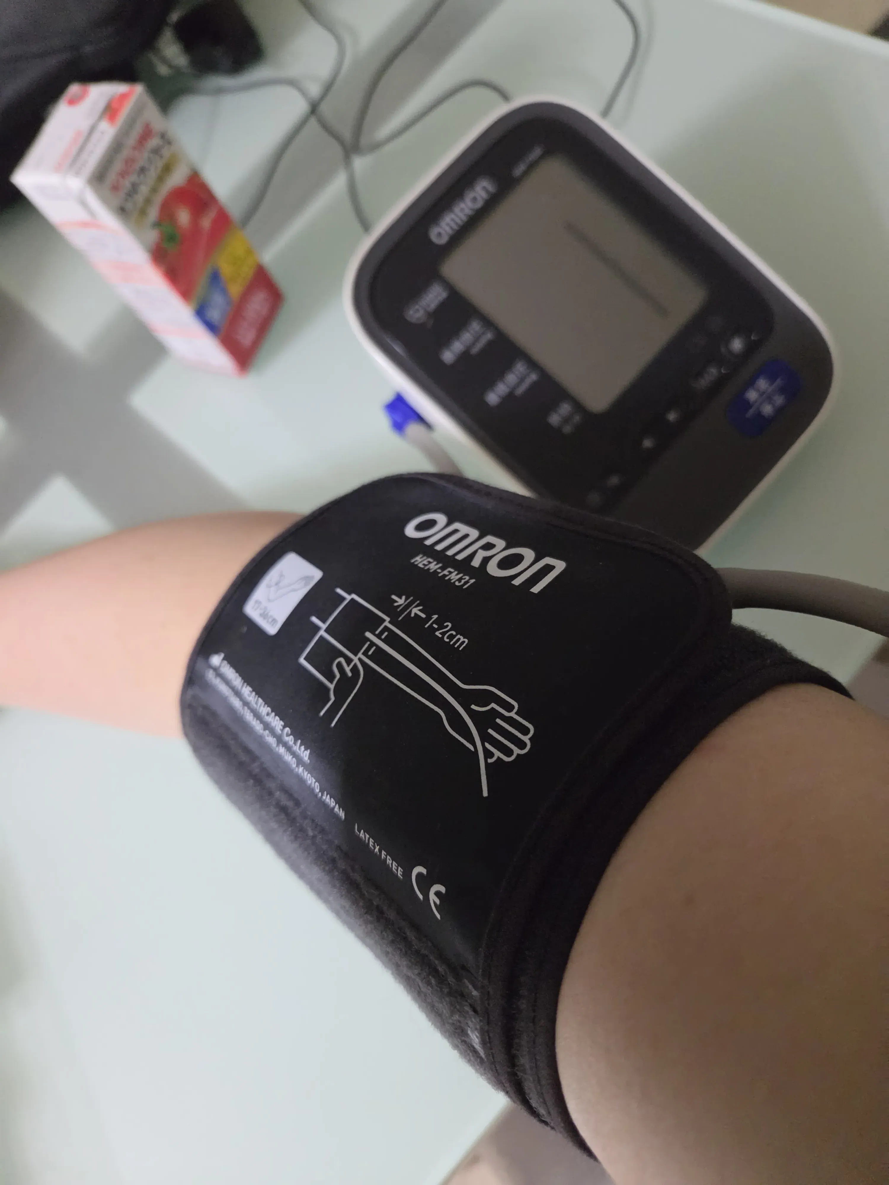 腕に巻いたところ。フィットカフなので固めのカフがしっかり固定され、ズレることなく正確に測定できます