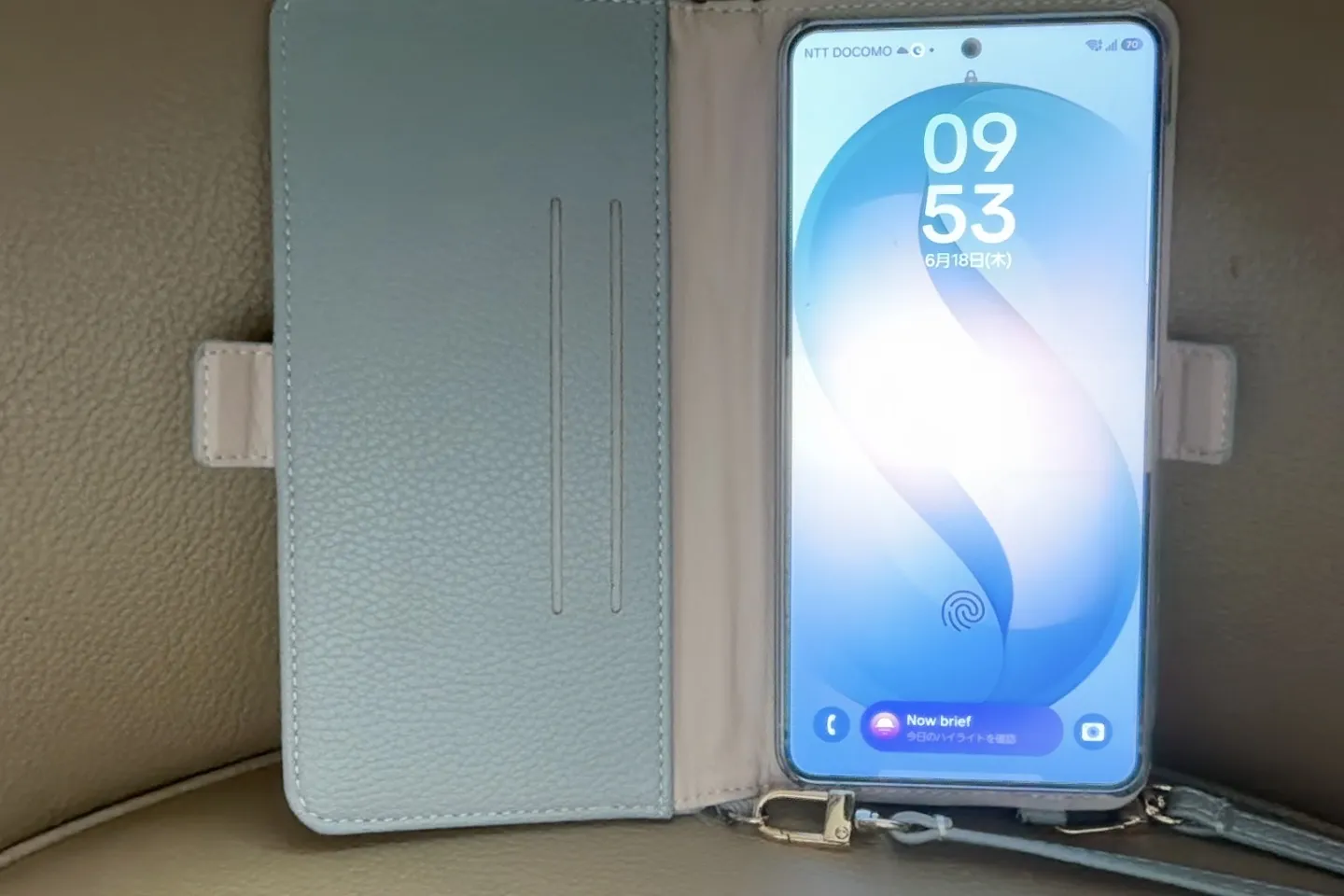 購入したGalaxy S26+。お気に入りのくすみブルーの手帳型ケースに入れて