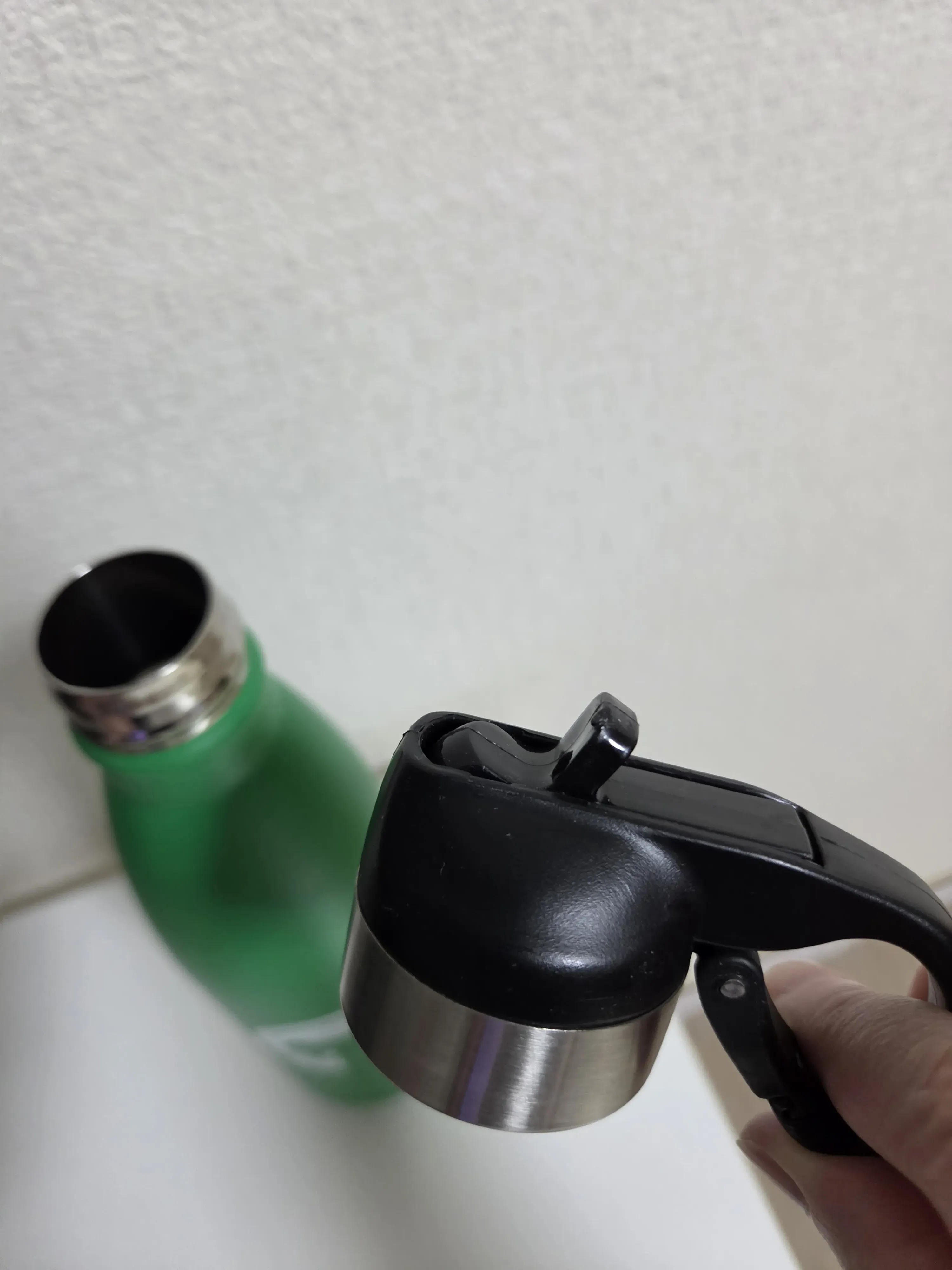 フタを外して直飲みする状態。プールではこのスタイルが快適だった
