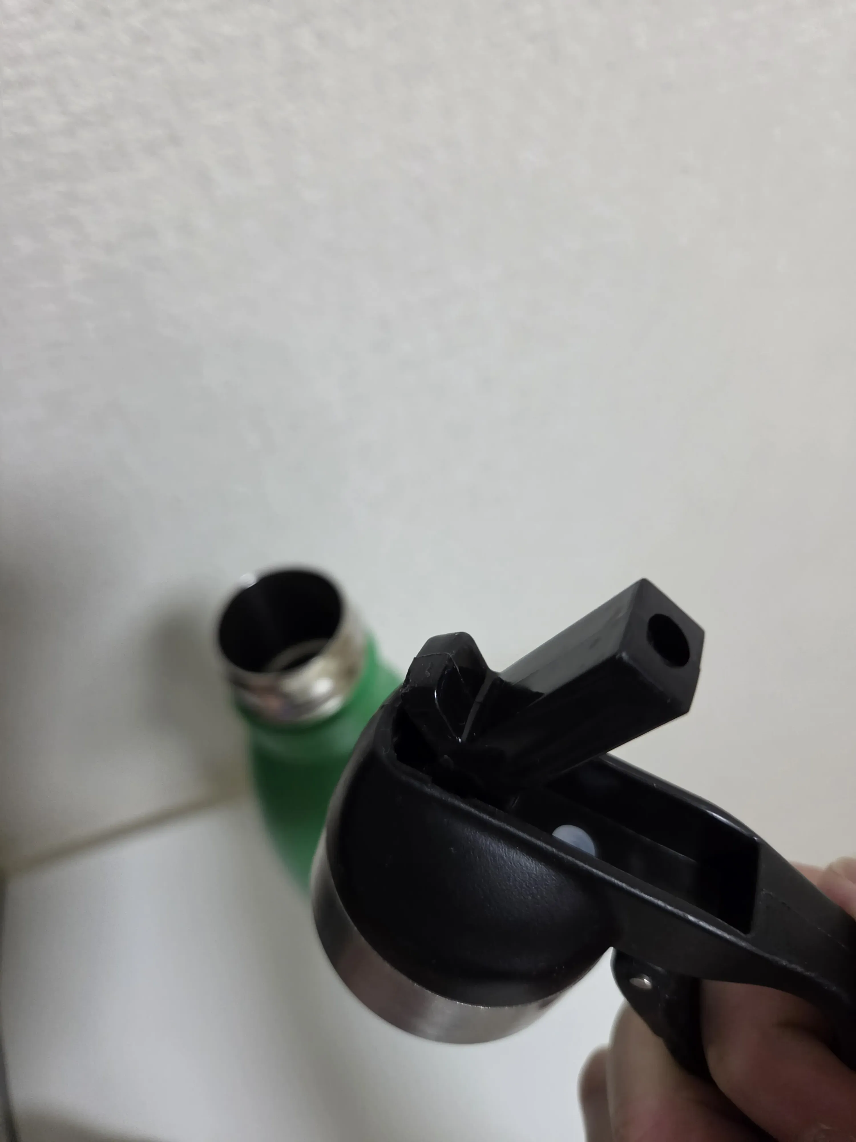 フリップの飲み口を起こした状態。傾けずに前を向いたまま飲める
