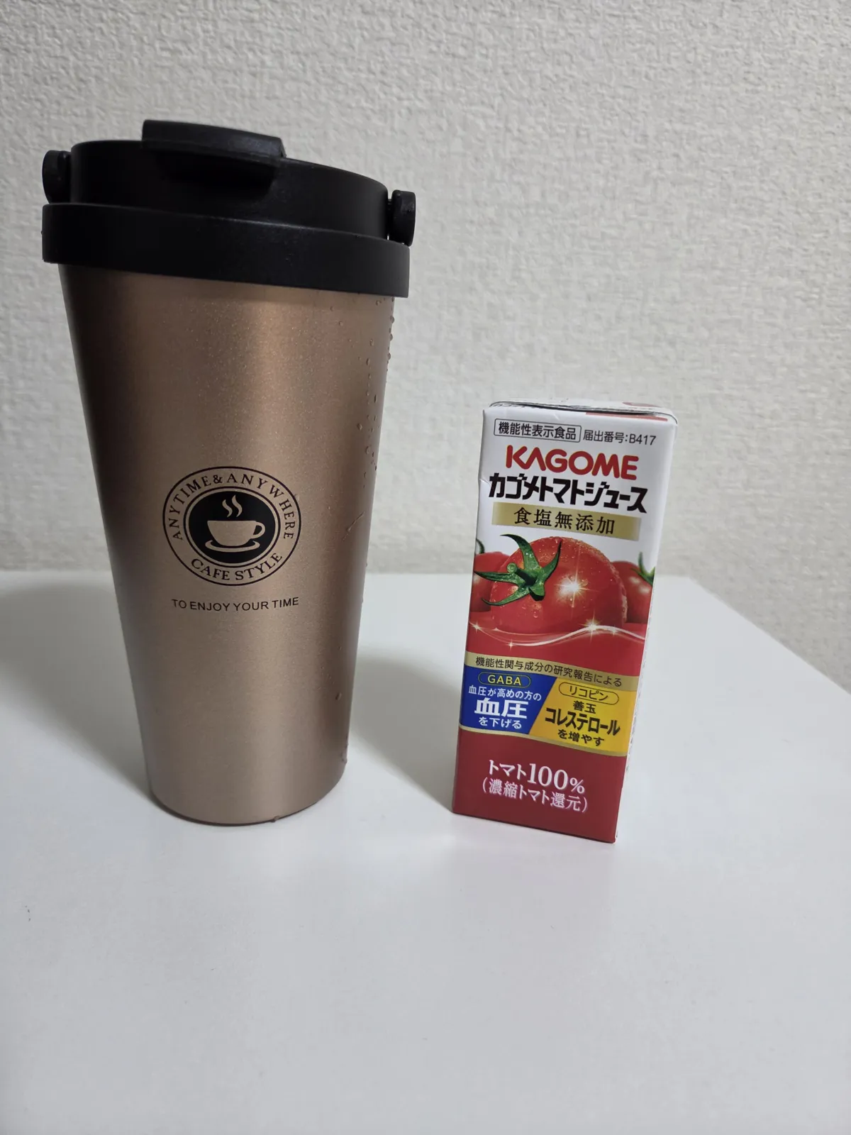 追加購入したローズゴールドのコーヒータンブラー(500ml)。横は大きさ比較用のトマトジュース