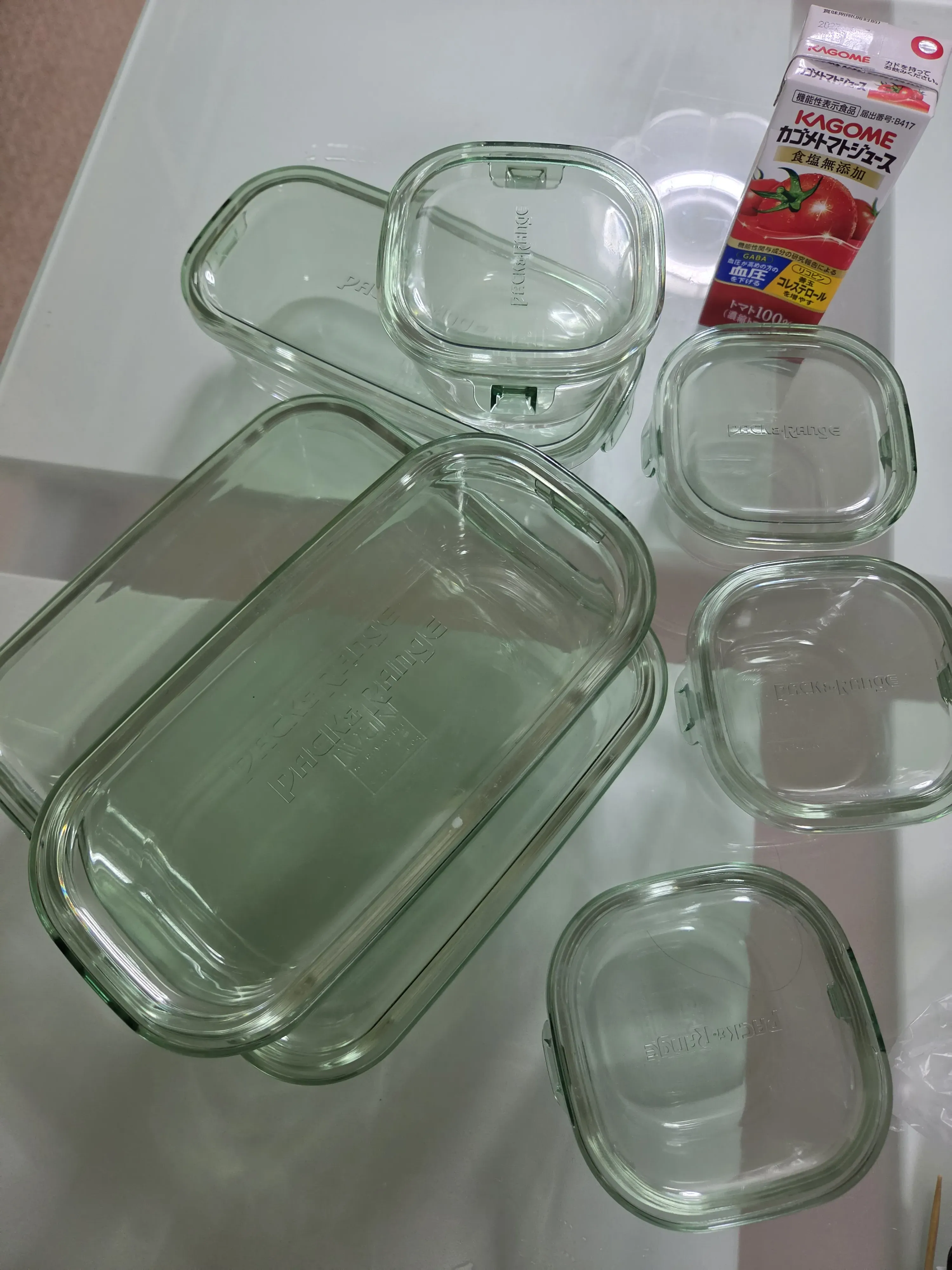 iwaki パック&レンジのガラス製保存容器。大小いろいろなサイズ