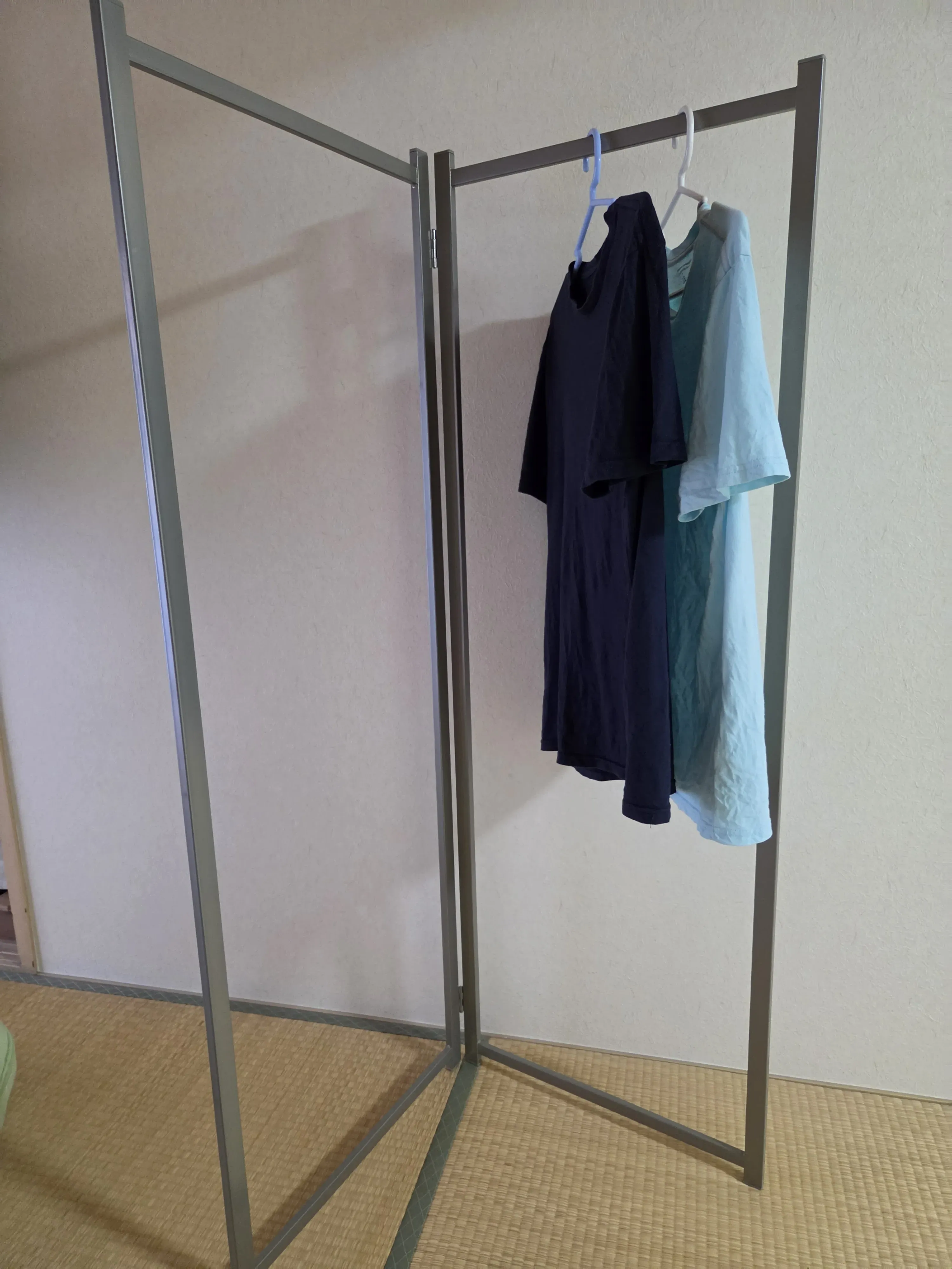 Tシャツや服を追加で干している状態