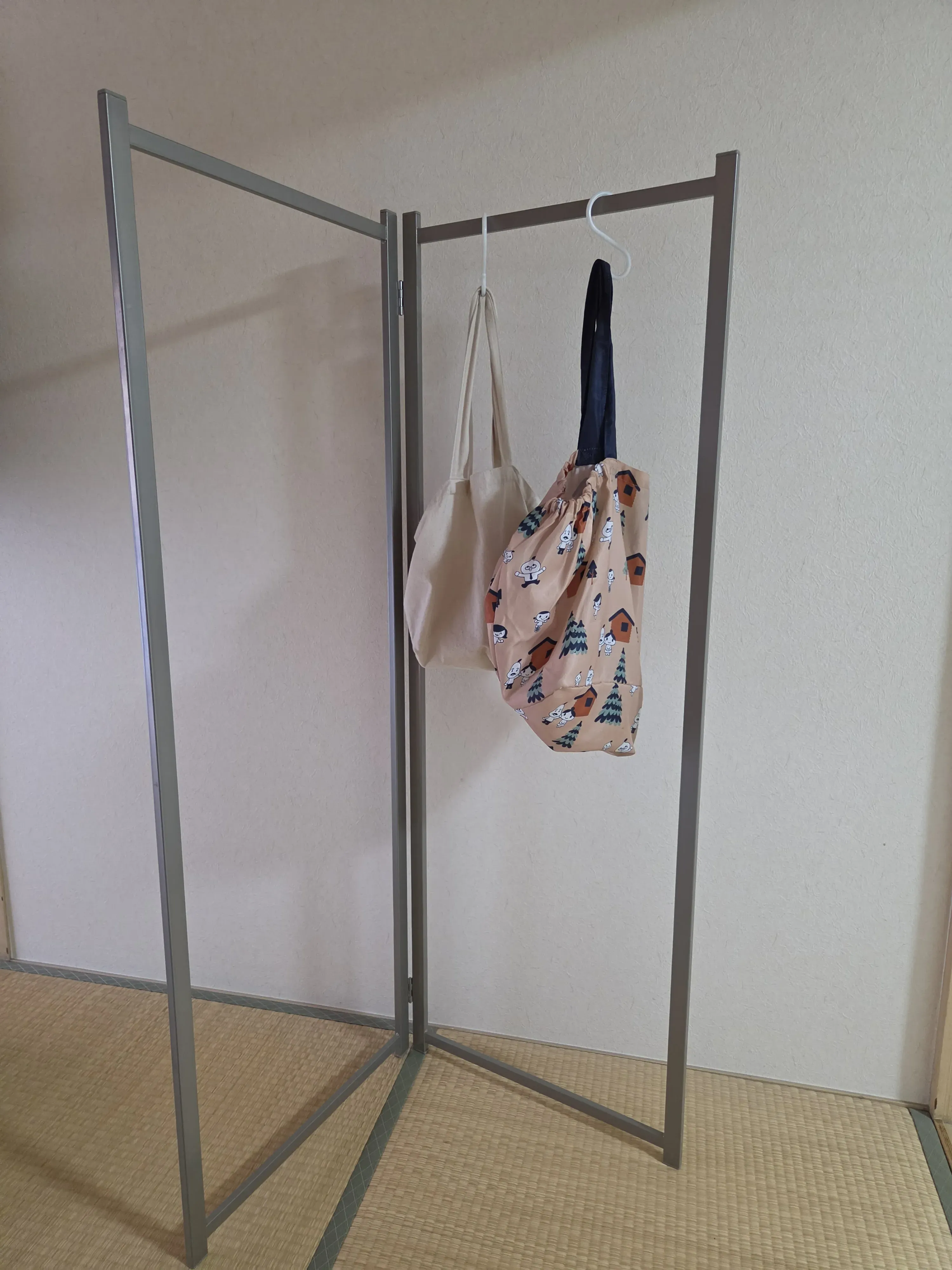 物干しにS字フックでカバンをぶら下げている状態