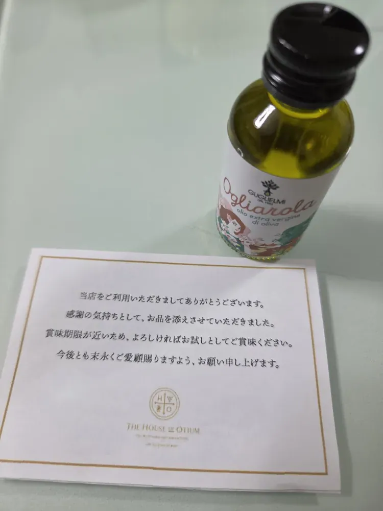 お店から届いたお礼カードと、おまけの小瓶オリーブオイル