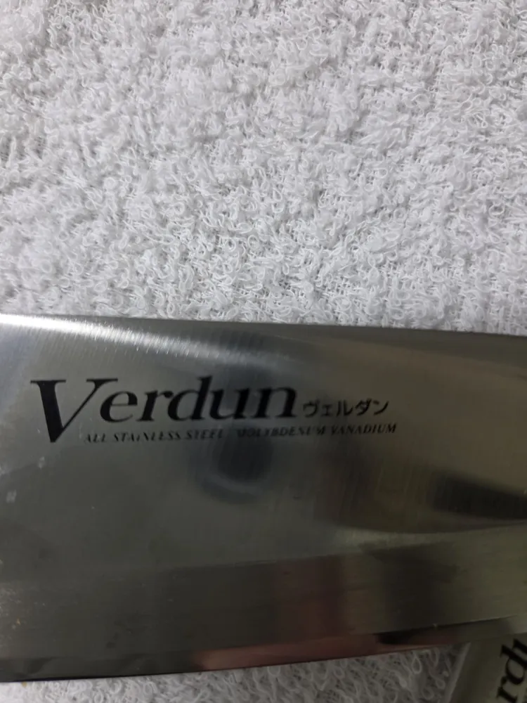 Verdun（ヴェルダン）のロゴ刻印。ALL STAINLESS STEEL MOLYBDENUM VANADIUM の文字