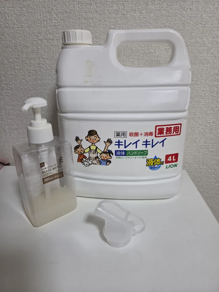 キレイキレイ 業務用 薬用ハンドソープ 液体4Lボトルと、100均で買った詰め替え用のポンプボトル
