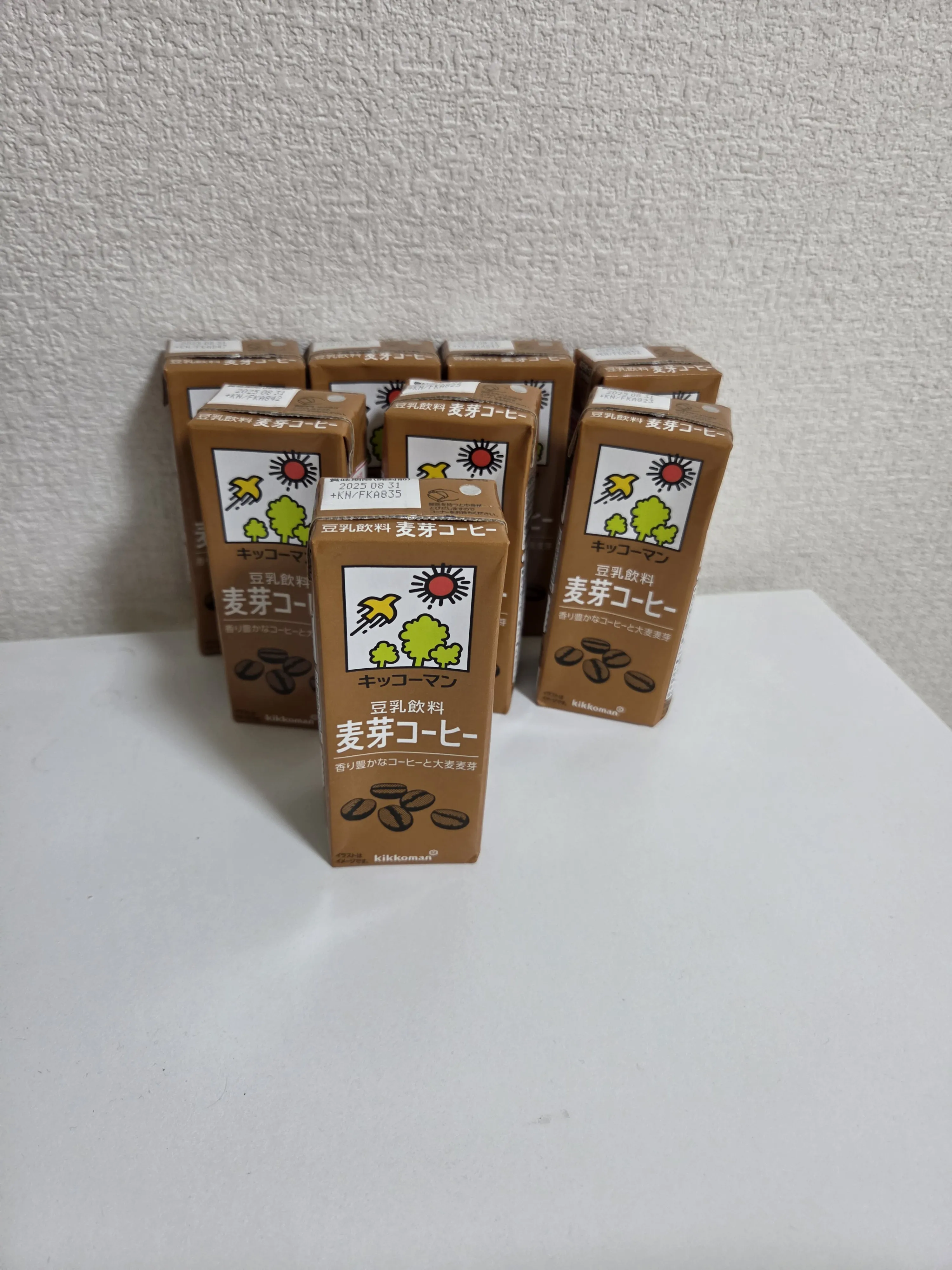 キッコーマン 豆乳飲料 麦芽コーヒー 200mlパックを箱買いしてストックしている様子