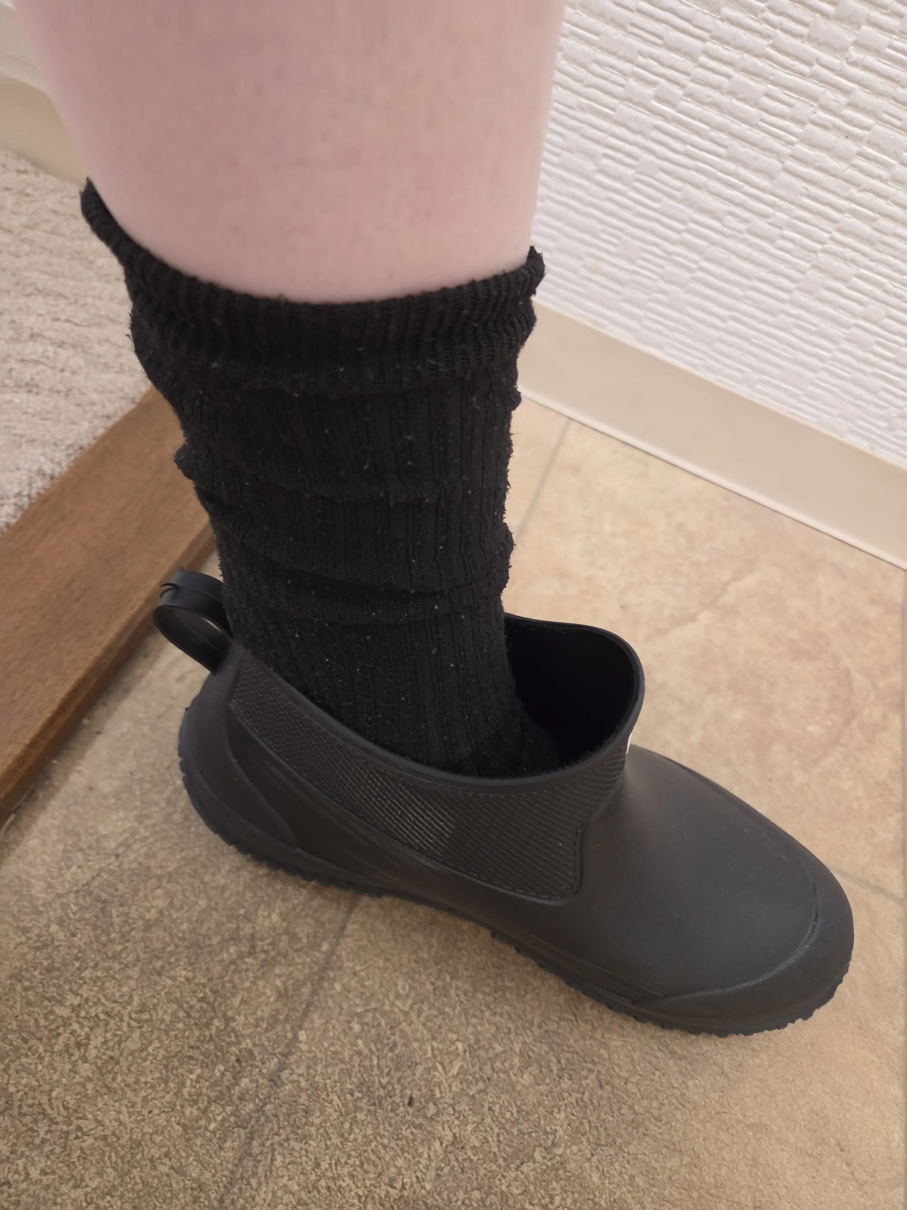 ブーツの丈より長い靴下を履いてショート丈レインブーツを履いた正しいスタイル