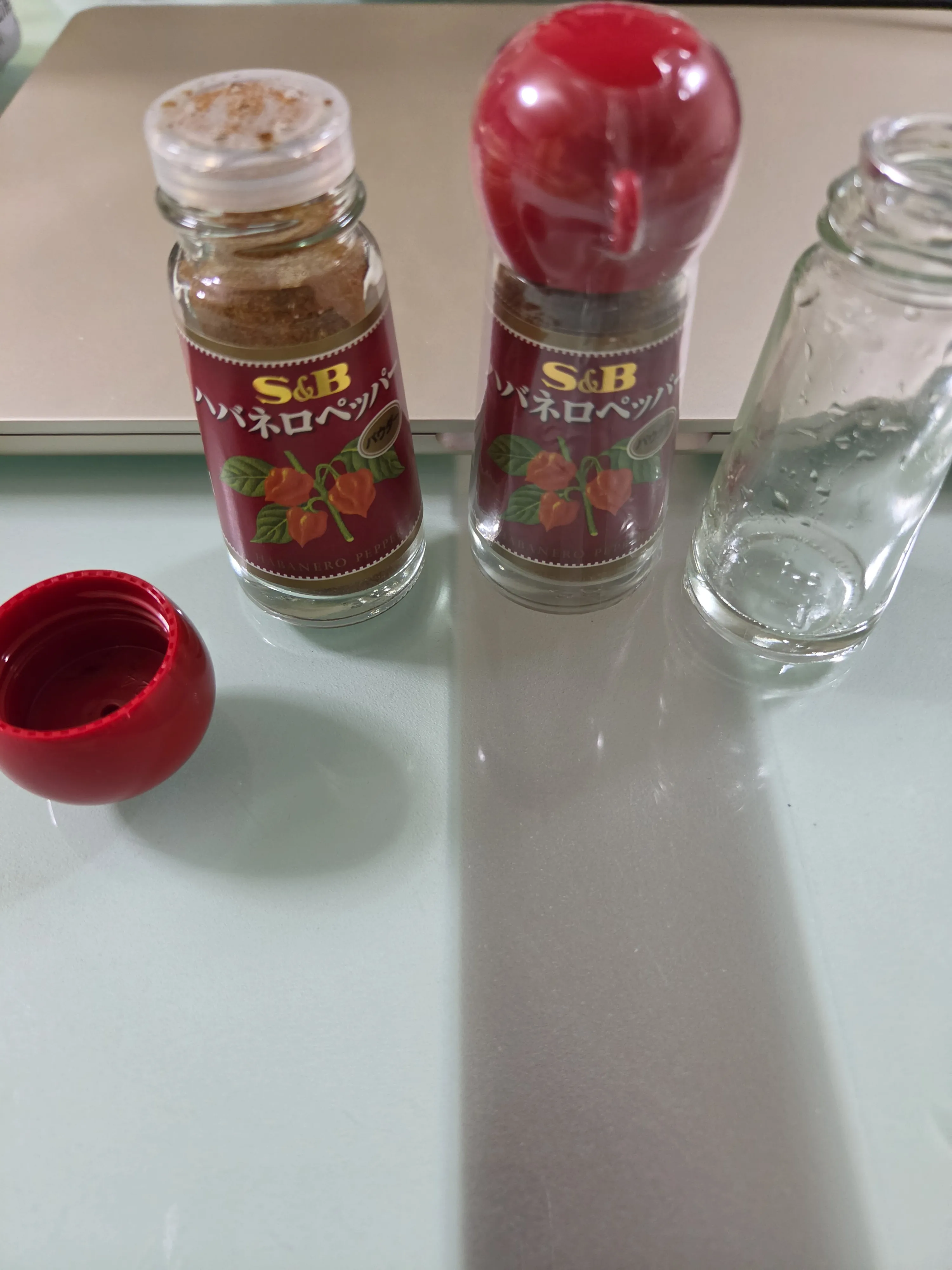 S&B ハバネロペッパーの小瓶2本と、詰め替え用マイボトルに任命した洗浄済みの空き瓶