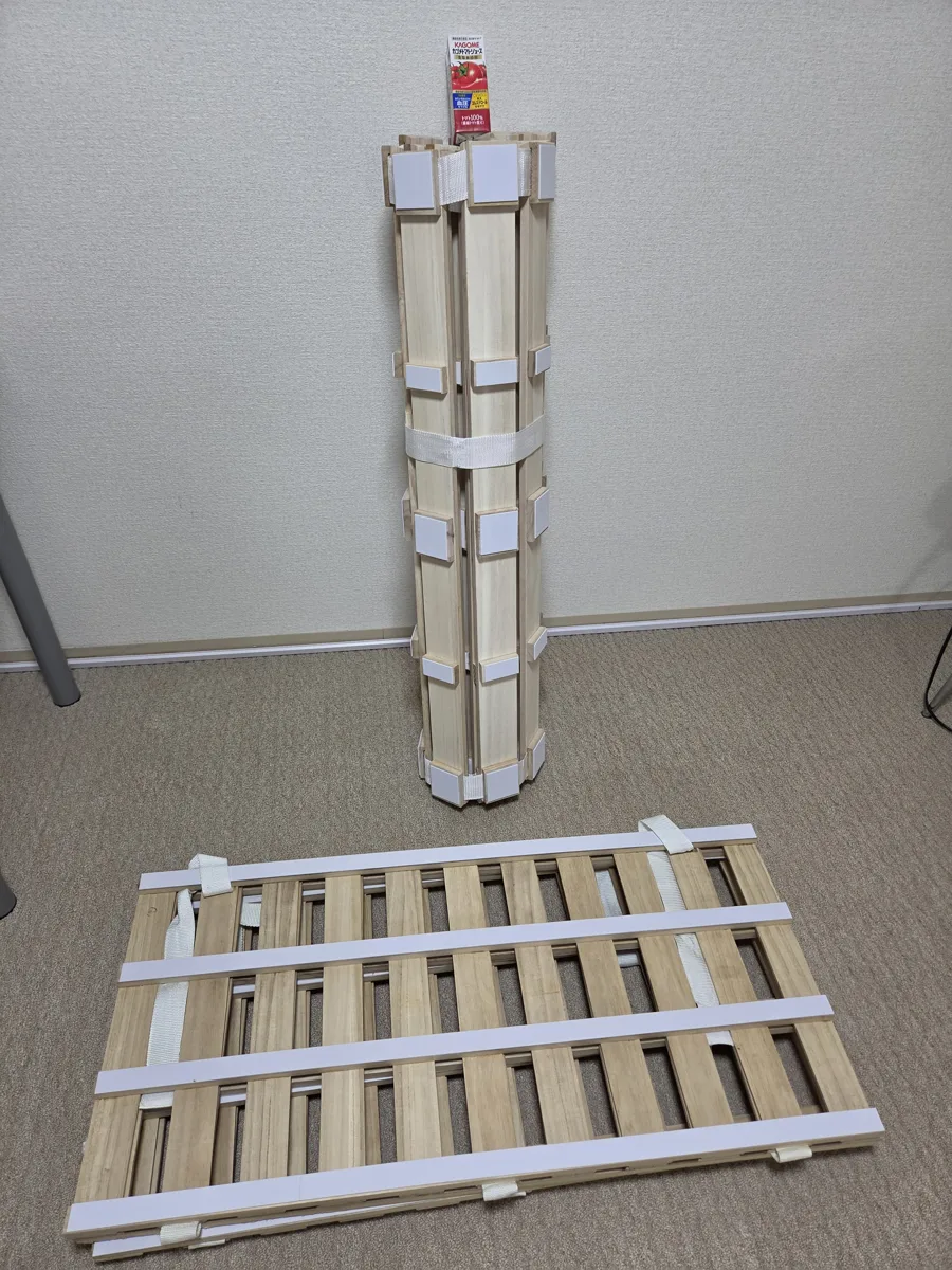 くるくる丸めてバンドで固定したロール式すのこ(左)と旧・四つ折りすのこ(右)の比較