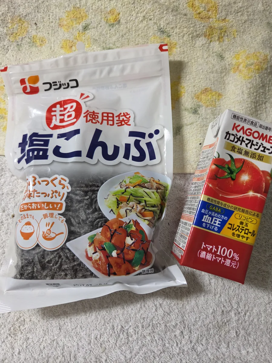 フジッコ 徳用袋 塩こんぶ、大きさ比較のトマトジュース付き
