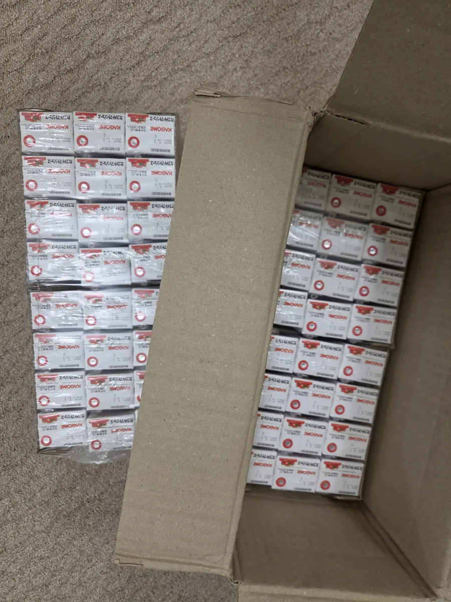 ケース買いで届いたカゴメトマトジュースの紙パックが箱にぎっしり詰まっている様子