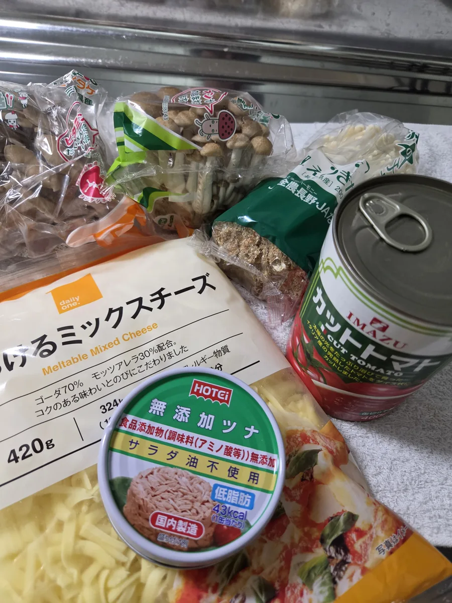 トマトスープの材料一式(カットトマト缶・きのこ・チーズ・ツナ缶など)