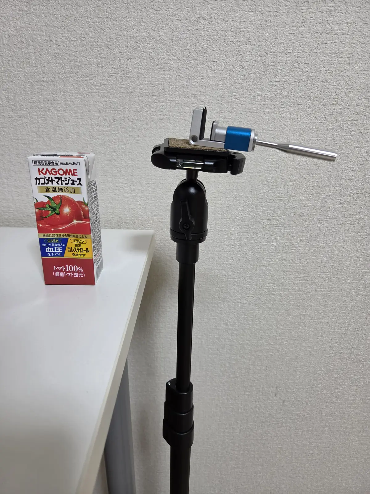 くるくる回して三脚にセットするネジ固定式スマホホルダー