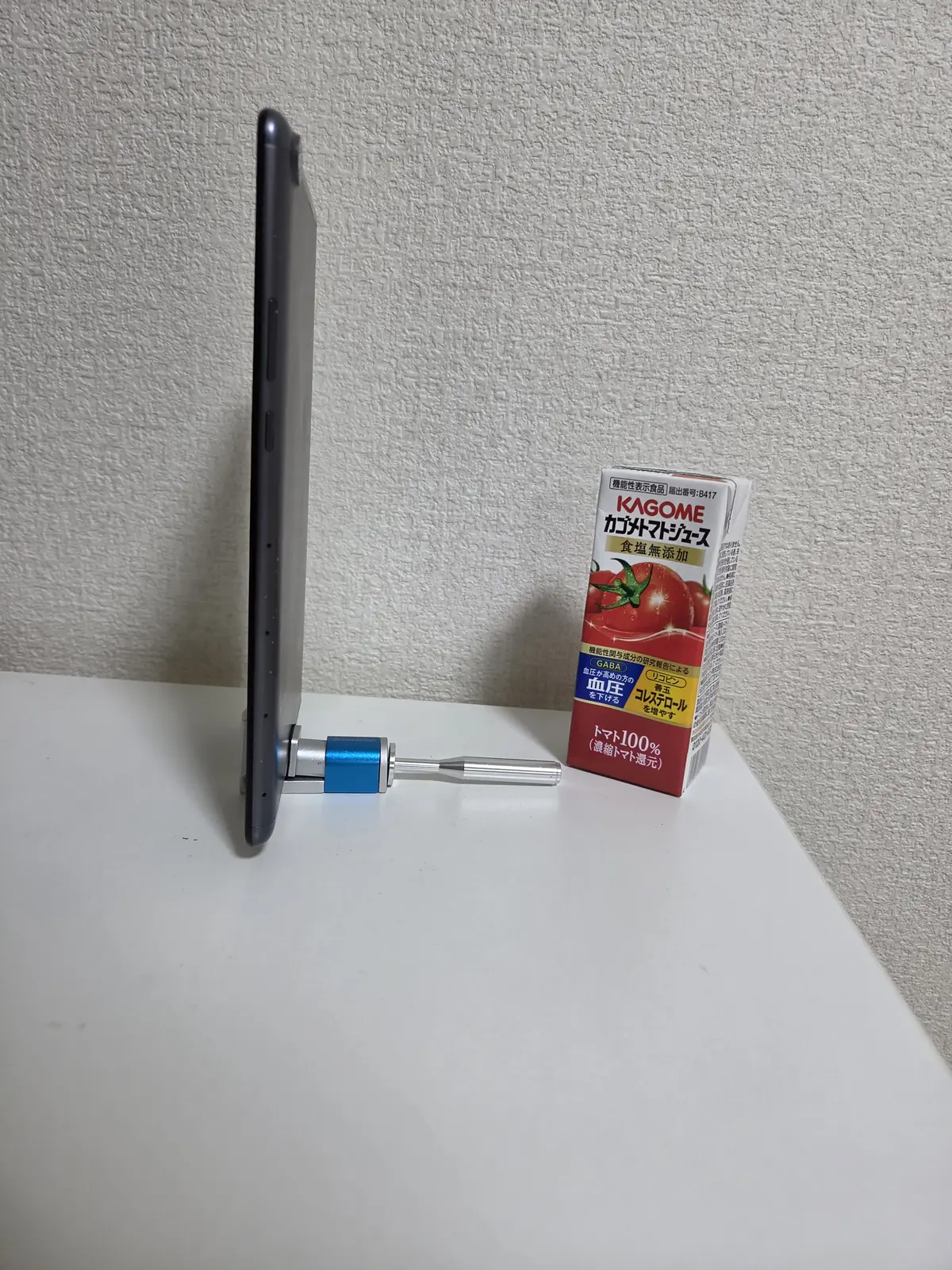 8インチのファブレットを縦にして挟み自立しているネジ固定式スマホホルダー