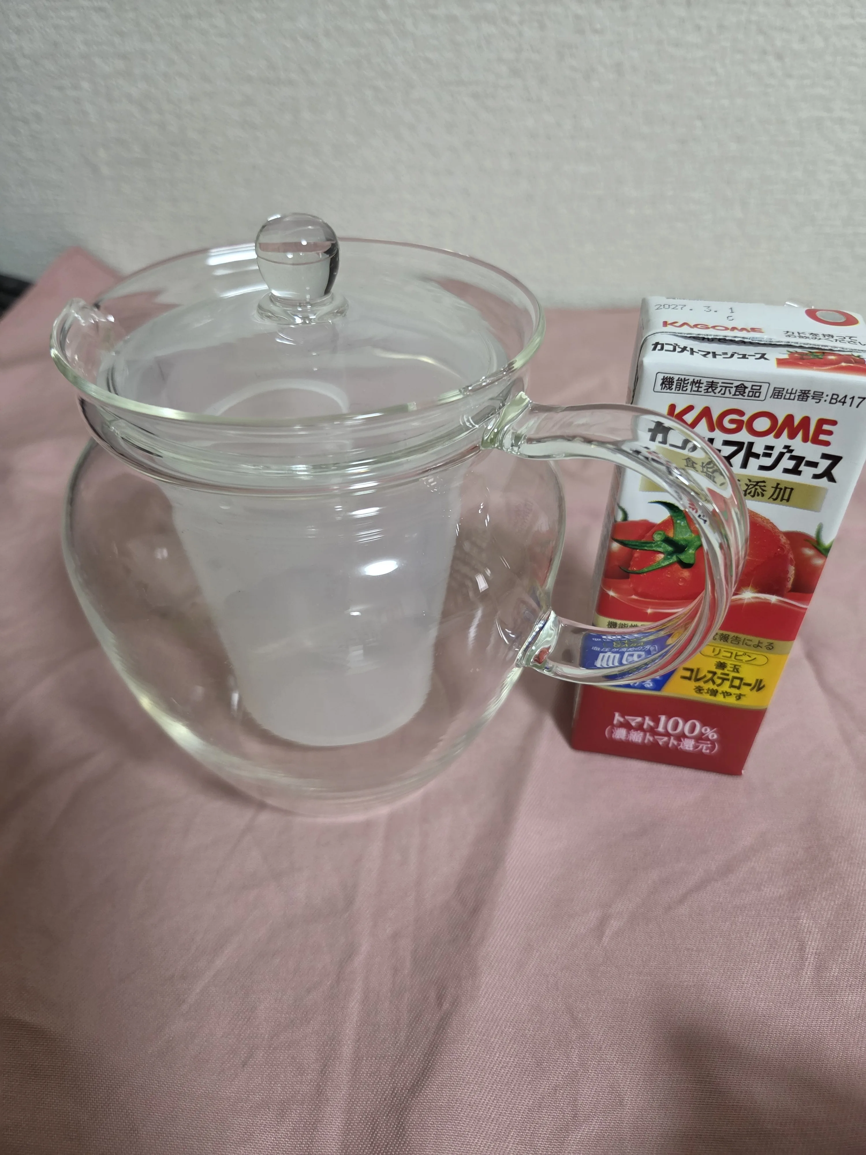 ガラス製ティーポットとトマトジュースの比較画像