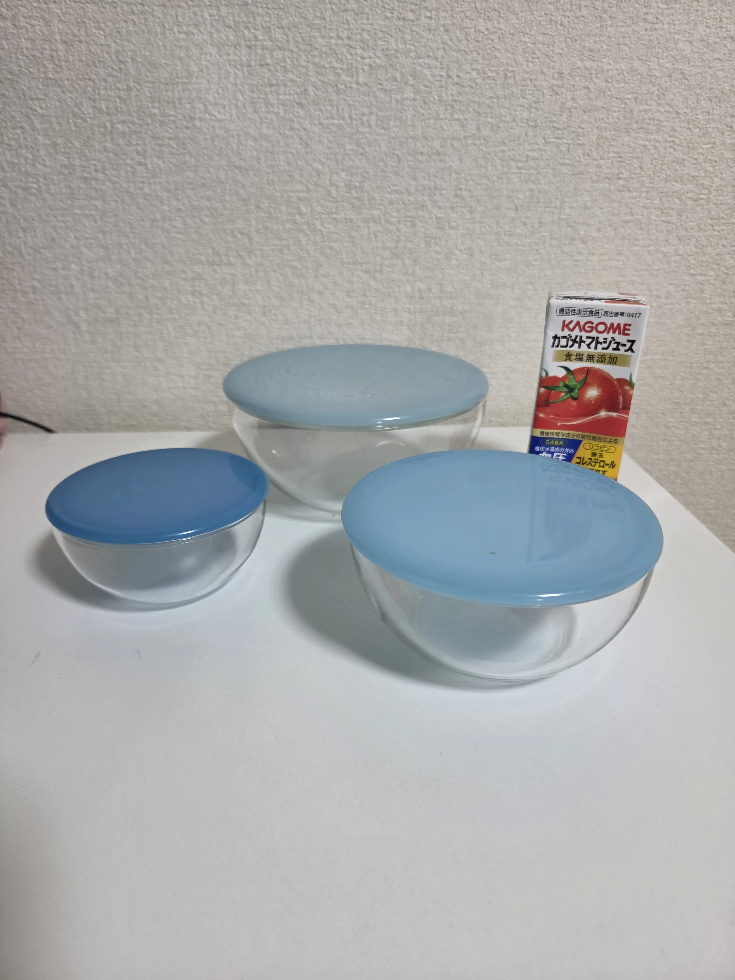 蓋付きガラスボウル3サイズとトマトジュースの比較画像