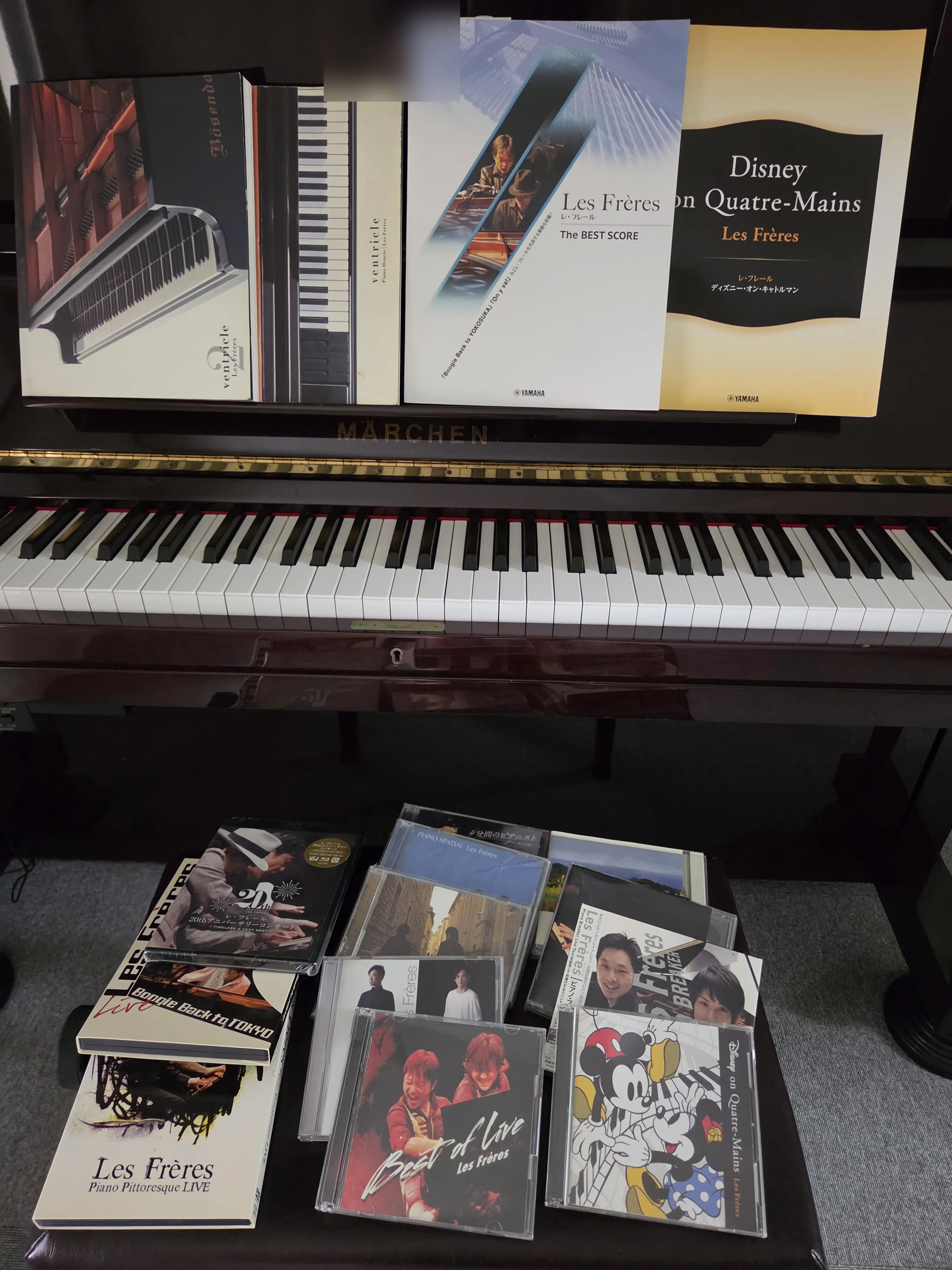 レ・フレールのCD・DVD・楽譜コレクション(自宅のピアノにて)