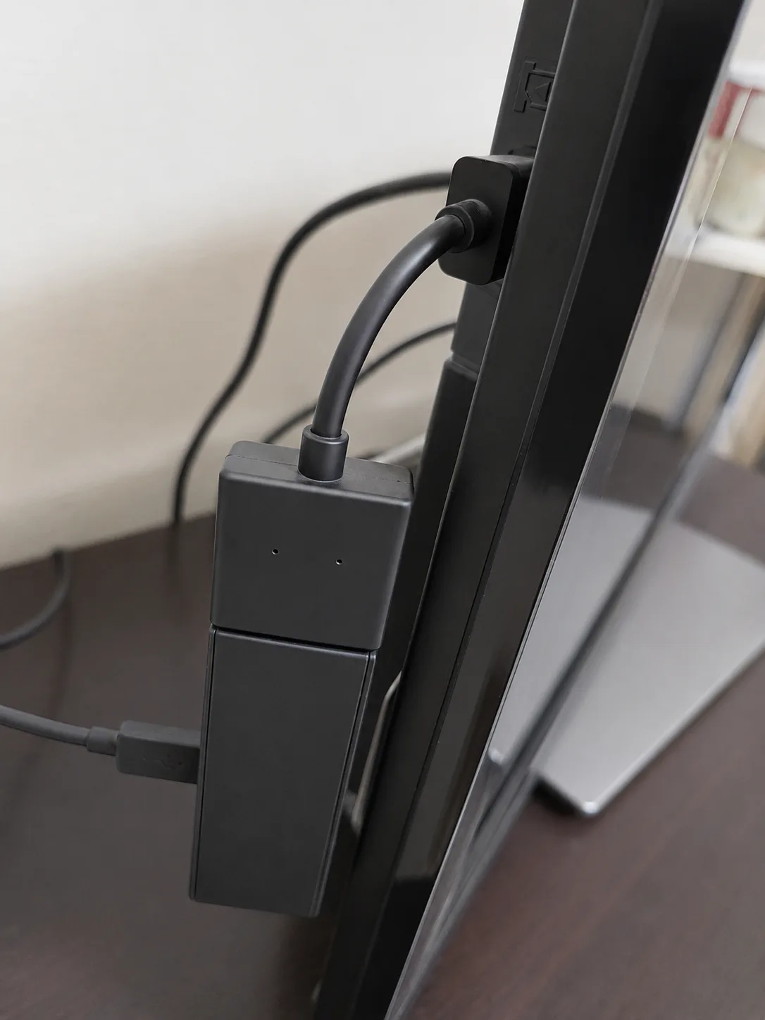 Fire TV StickをテレビのHDMI端子に接続した様子