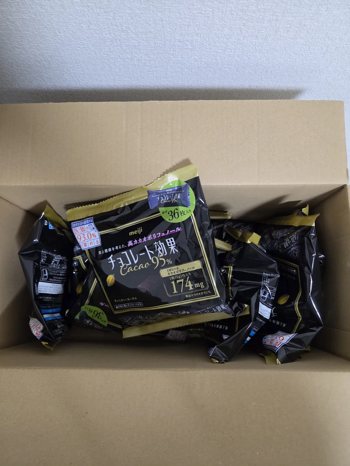 段ボール箱いっぱいに届いた明治チョコレート効果カカオ95%の36枚入り大袋
