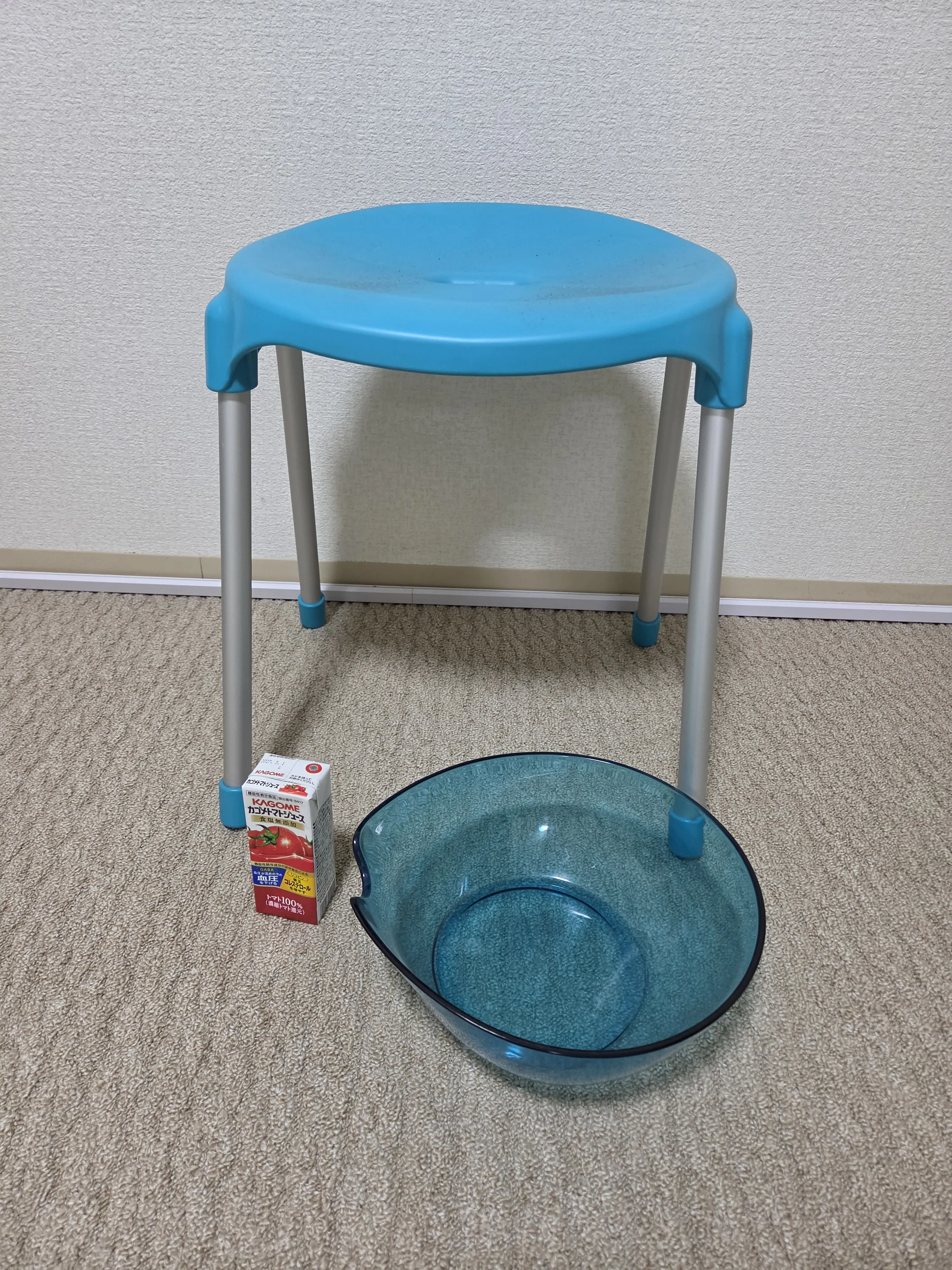 高足バスチェアと洗面器、高さ比較用トマトジュースの箱