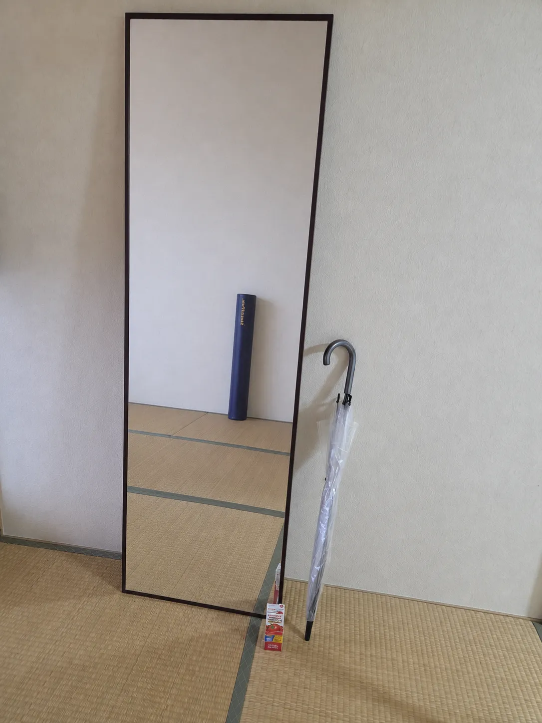 和室に置かれた大型の姿見と、傘・高さ比較用トマトジュース