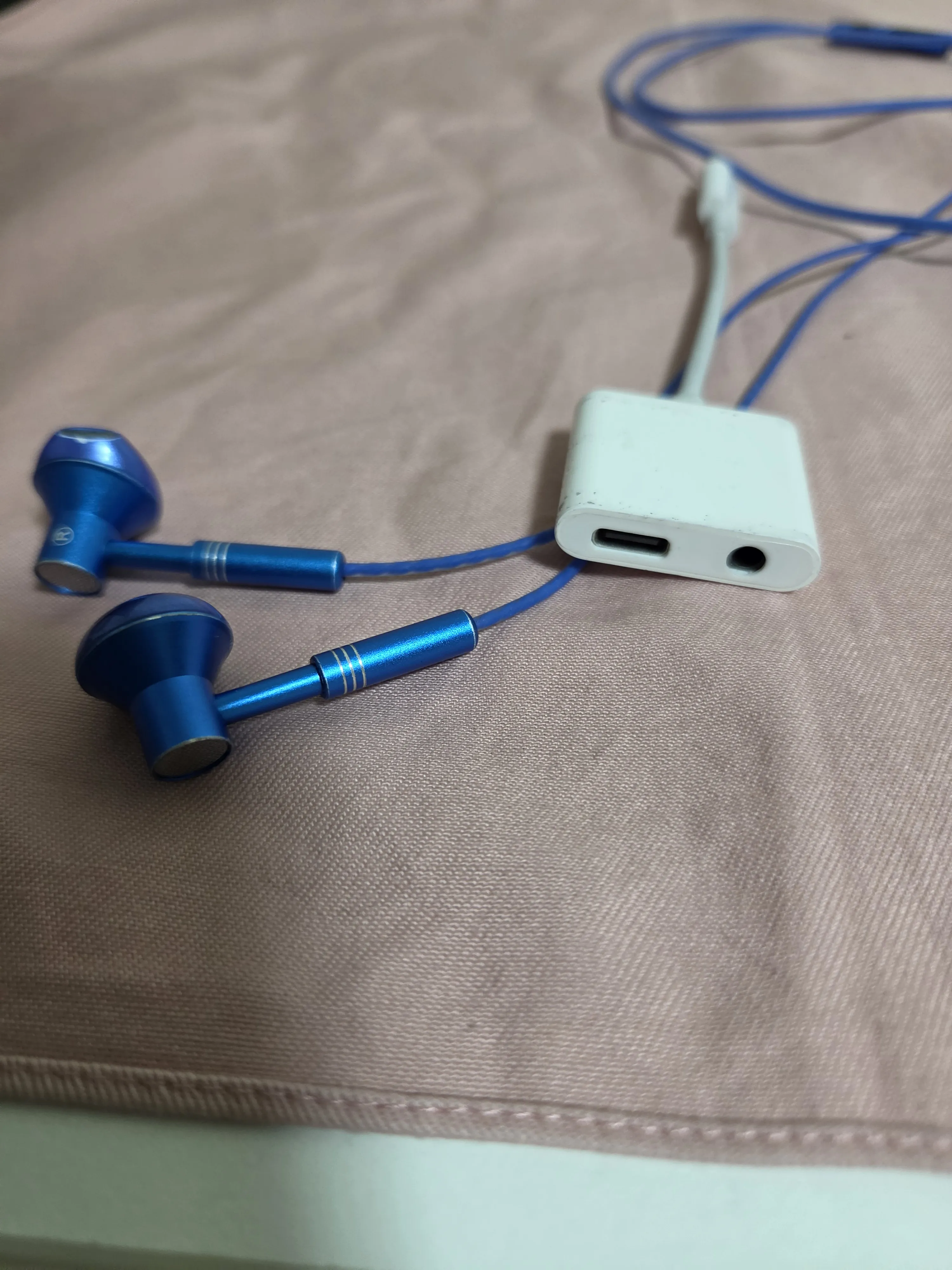 USB-C 2in1イヤホン変換アダプターの接続部分クローズアップ