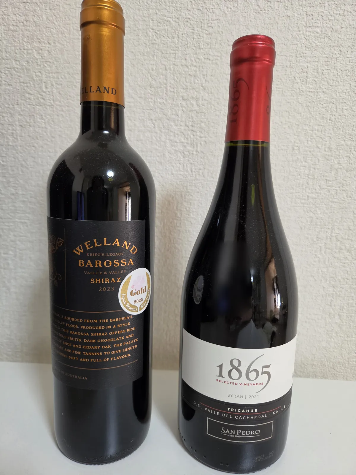 左:オーストラリア産のWELLAND BAROSSA SHIRAZ、右:チリ産の1865 SYRAH
