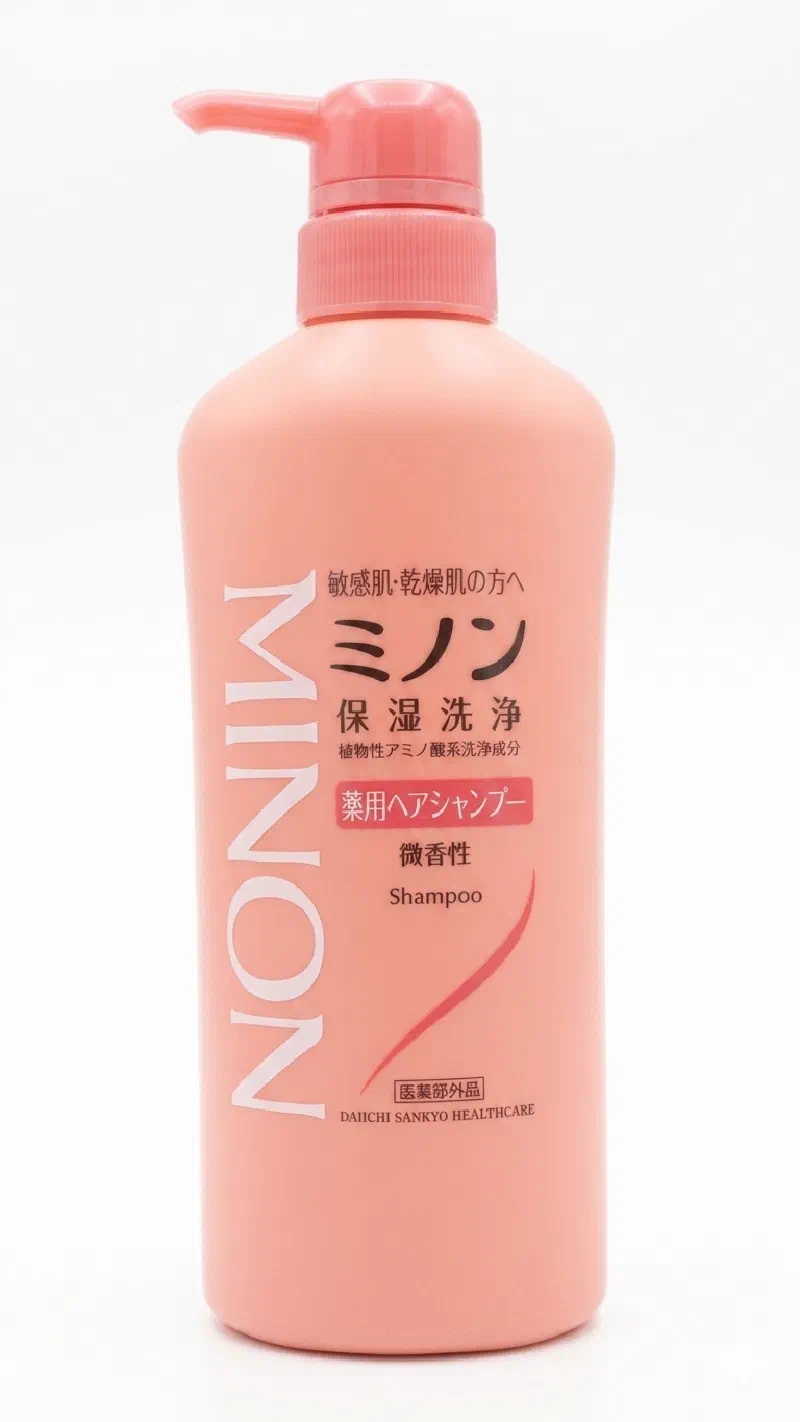 白い背景に置かれたミノン薬用ヘアシャンプーの正面写真。パッケージの文字がはっきり確認できる