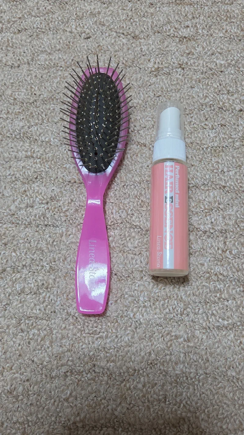 リネアストリア専用の静電気防止スプレーと専用ブラシが並んでいる。スプレーボトルとクッションブラシのセットで、ウィッグのケアに使用する