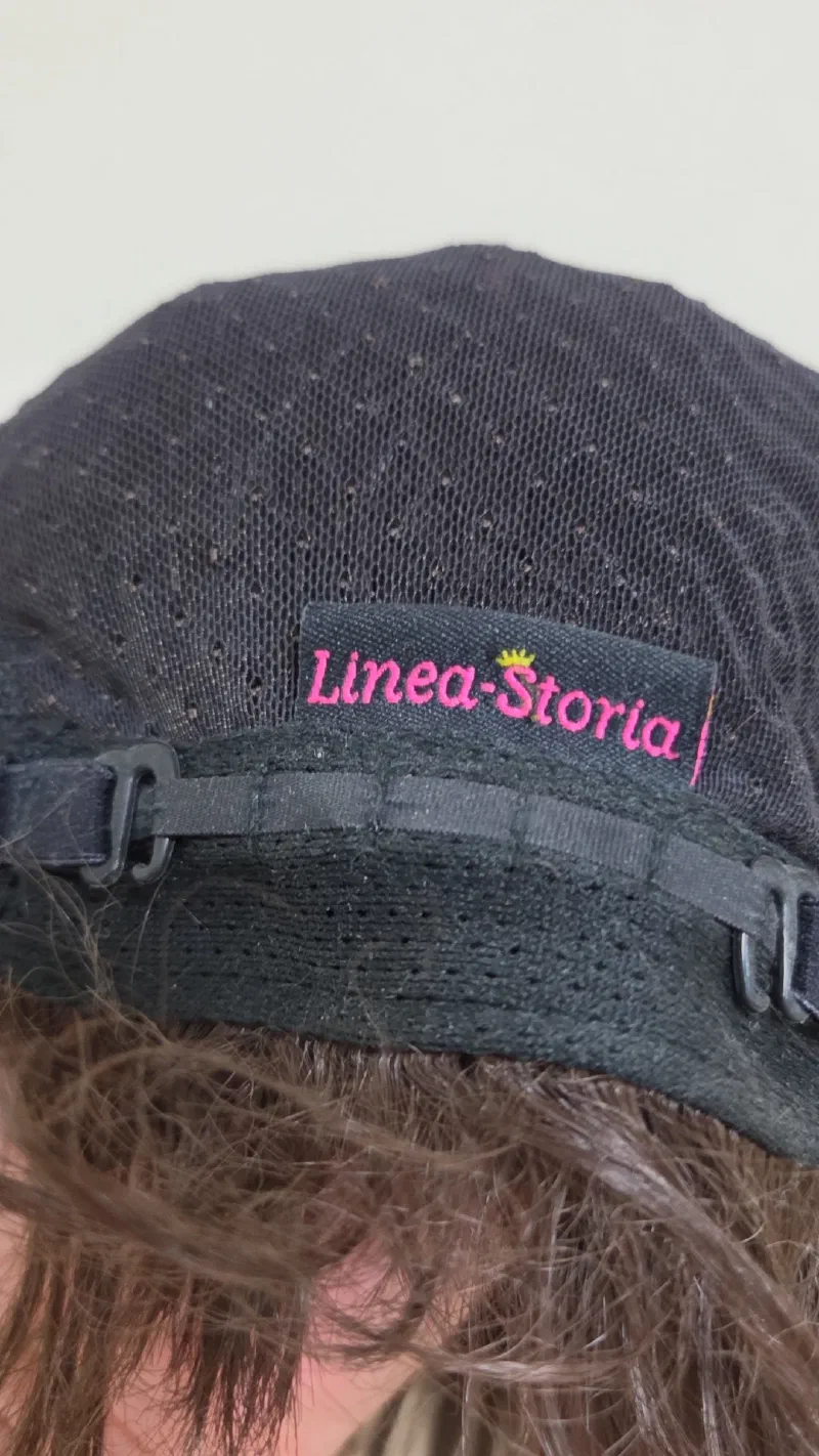 ウィッグ内側の調節部分のクローズアップ。マジックテープやアジャスターが付いており、頭のサイズに合わせてフィット感を細かく調整できる構造になっている